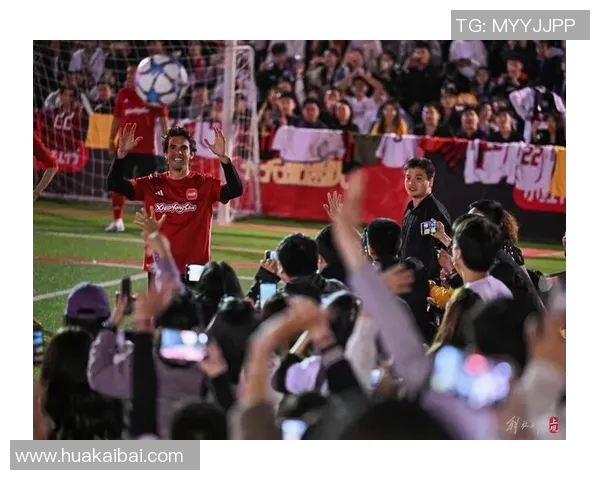 足球明星卡卡亲临中国与球迷互动共庆足球盛事